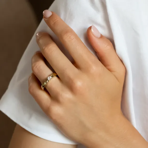 Engagement ring with lab-grown diamond in tension setting MOVIKO Image