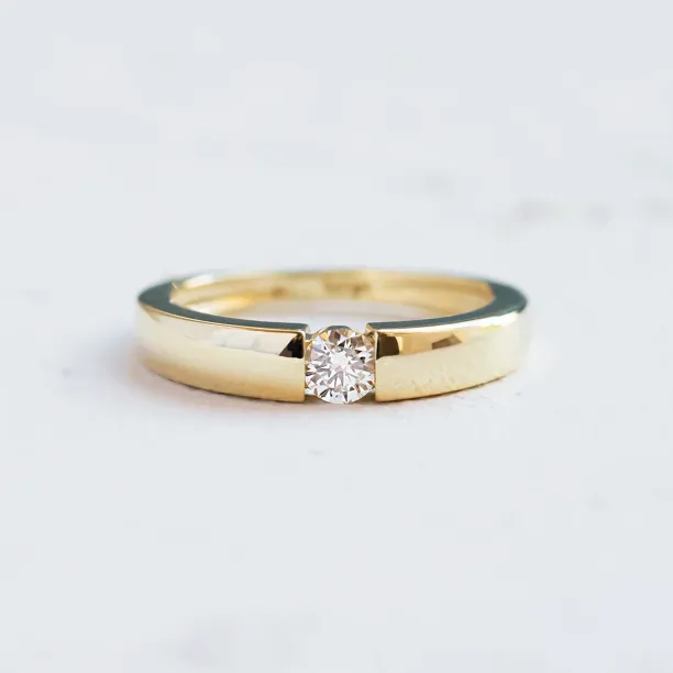 Engagement ring with lab-grown diamond in tension setting MOVIKO Image