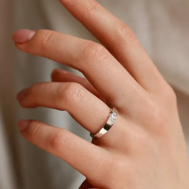 Engagement ring with lab-grown diamond in tension setting MOVIKO Image