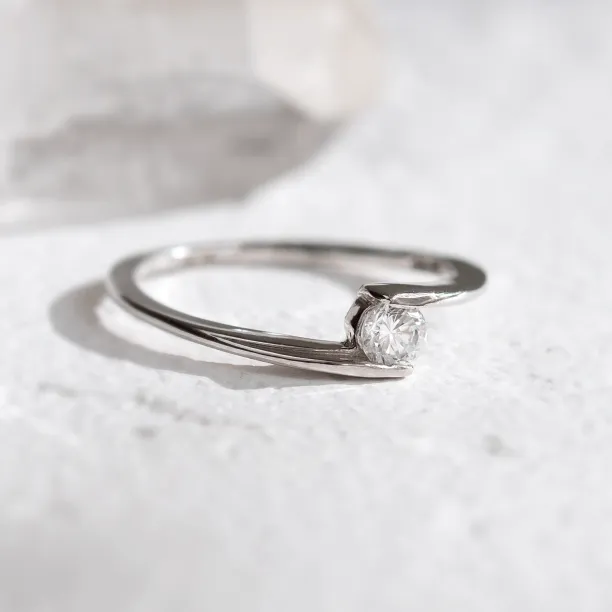 Elegant engagement ring with lab-grown diamond HELSO Image
