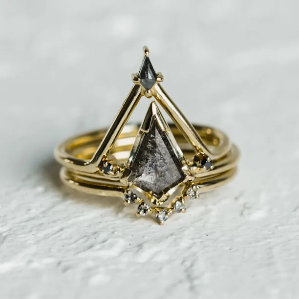 Engagement ring set with salt'n'pepper diamonds MEGHAN Image