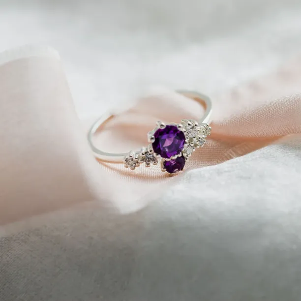 Gold cluster ring with amethyst and diamonds BERRY Image