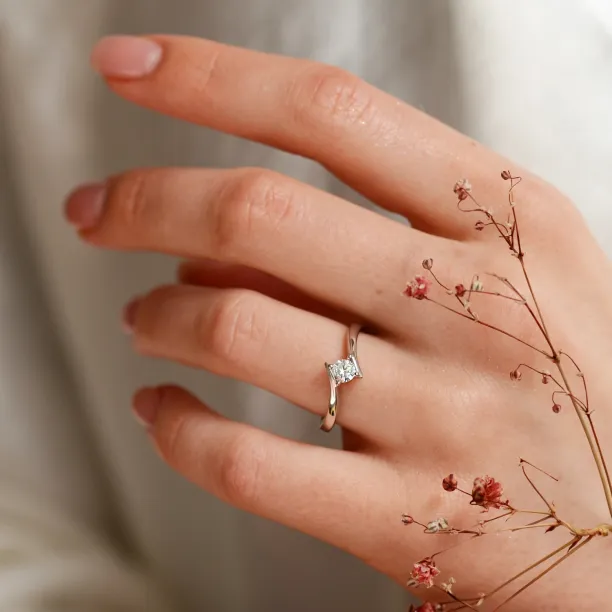 Gold engagement ring with lab-grown diamond GRESIA Image