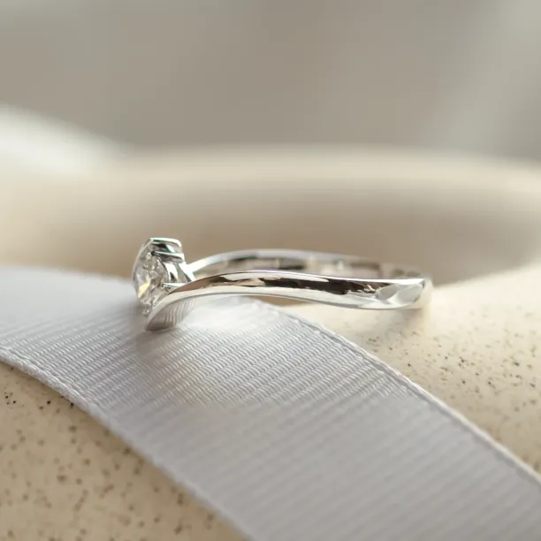 Gold engagement ring with lab-grown diamond GRESIA Image