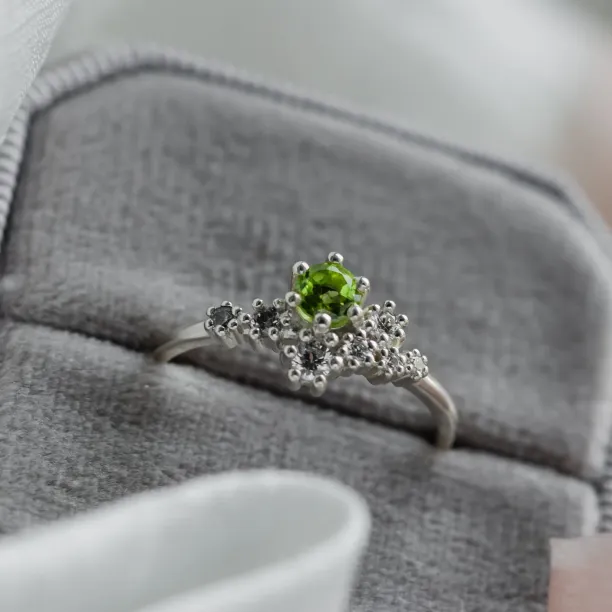 Cluster ring with peridot and diamonds GOOSEBERRY Image