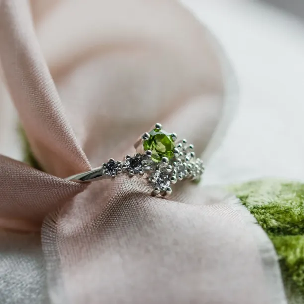 Cluster ring with peridot and diamonds GOOSEBERRY Image