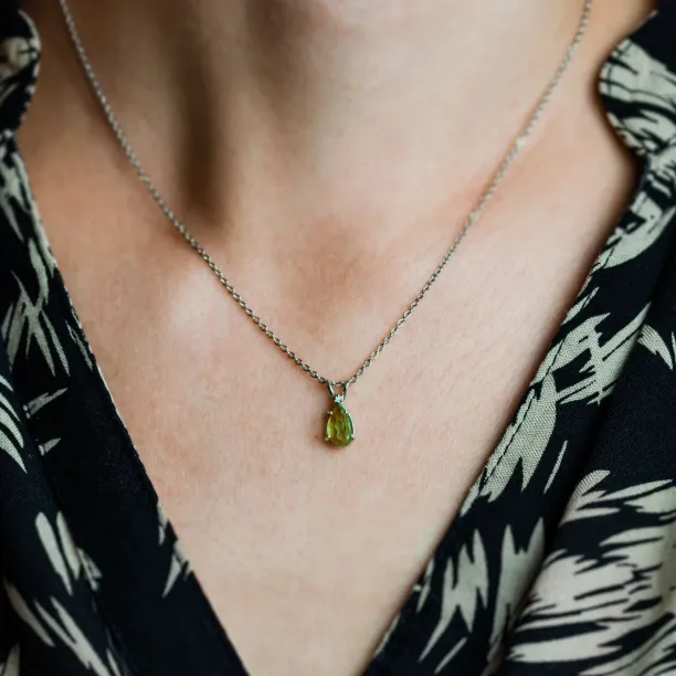 Gold necklace with peridot and diamond KIWI Image