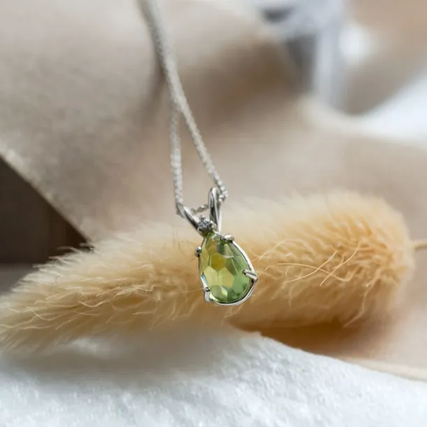 Gold necklace with peridot and diamond KIWI Image
