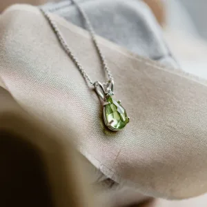 Gold necklace with peridot and diamond KIWI Thumbnail