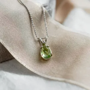 Gold necklace with peridot and diamond KIWI Thumbnail