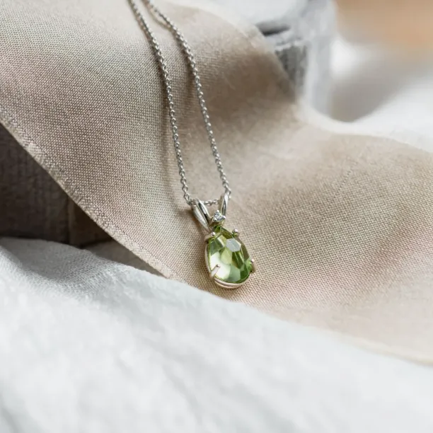 Gold necklace with peridot and diamond KIWI Image