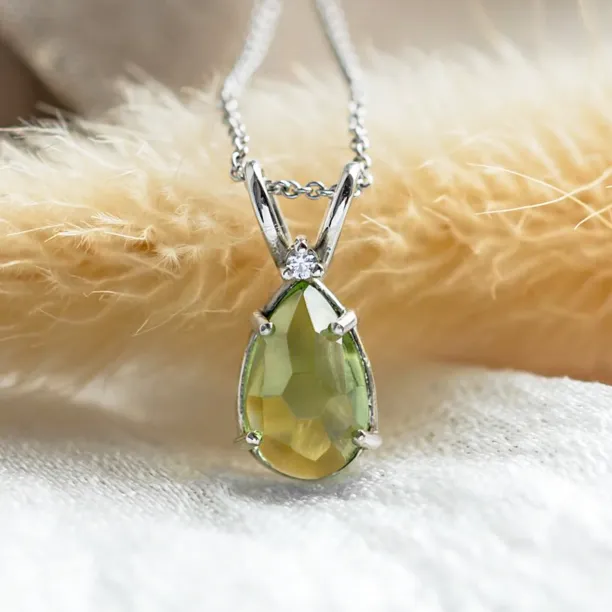 Gold necklace with peridot and diamond KIWI Image