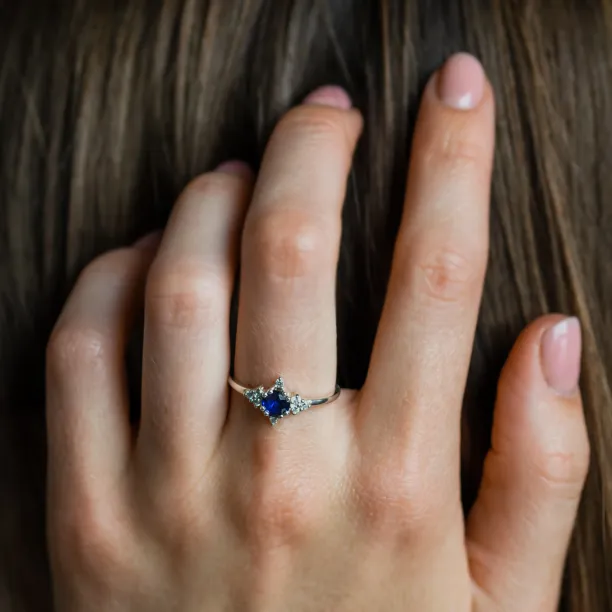 Gold ring with blue sapphire and diamonds ELIZABETH Image