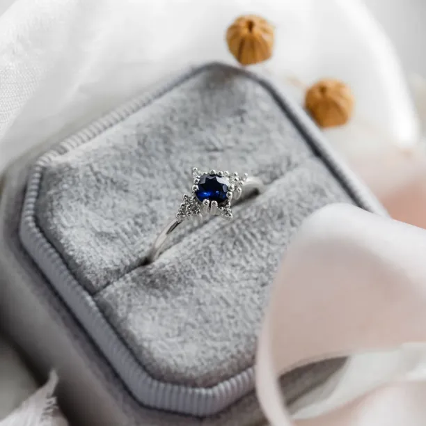 Gold ring with blue sapphire and diamonds ELIZABETH Image