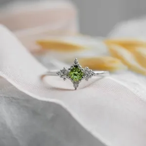 Gold ring with peridot and diamonds CERIGNOLA Thumbnail