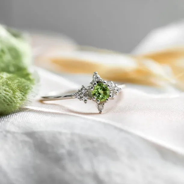 Gold ring with peridot and diamonds CERIGNOLA Image