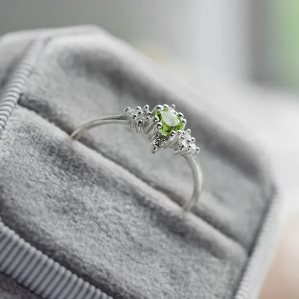 Gold ring with peridot and diamonds CERIGNOLA Image