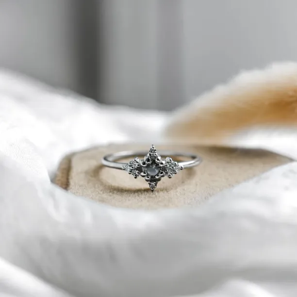 Unusual gold ring with salt'n'pepper diamonds ORION Image