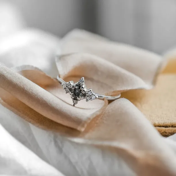 Unusual gold ring with salt'n'pepper diamonds ORION Image