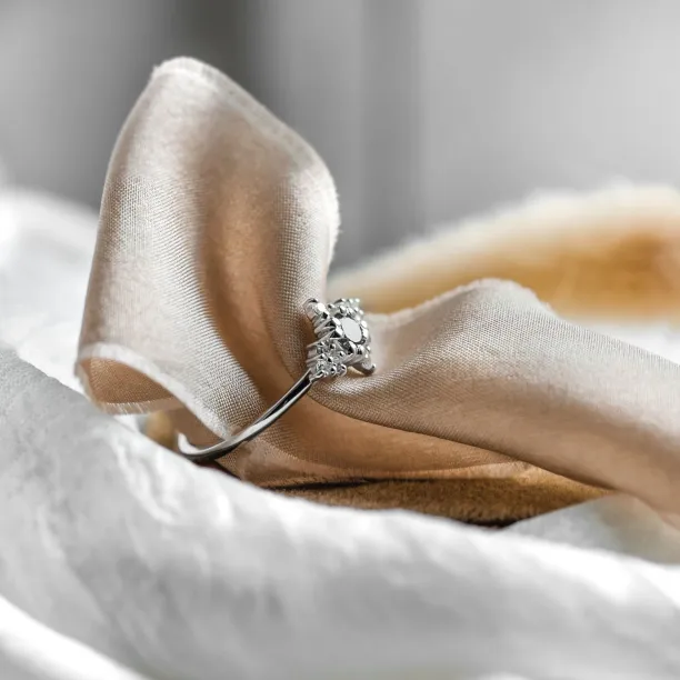 Unusual gold ring with salt'n'pepper diamonds ORION Image