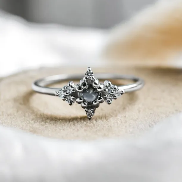 Unusual gold ring with salt'n'pepper diamonds ORION Image