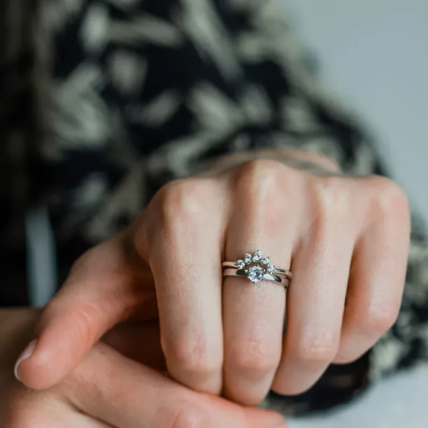Curved gold wedding ring with diamonds ENNIO Image