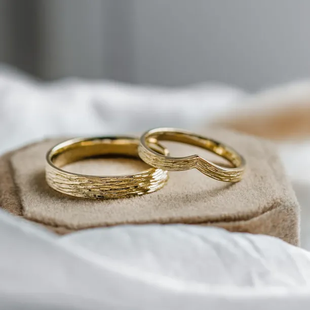 Gold wedding rings with natural surface SIENA Image