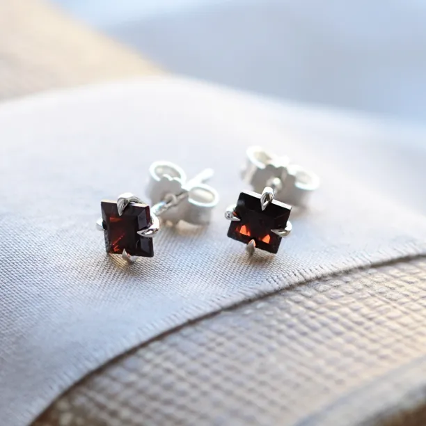 Gold garnet earrings GARNI Image