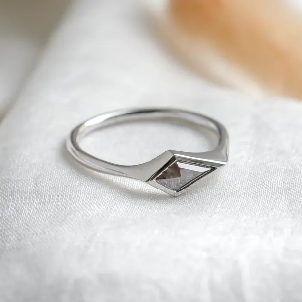 Unusual ring with salt'n'pepper diamond ARROW Image