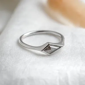 Unusual ring with salt'n'pepper diamond ARROW Thumbnail