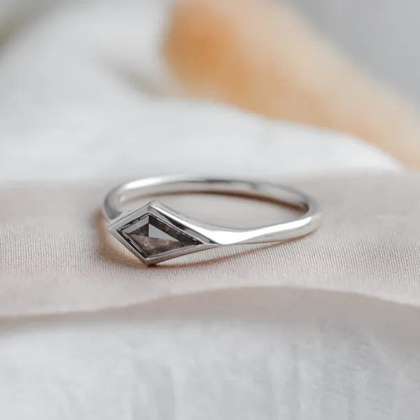Unusual ring with salt'n'pepper diamond ARROW Image