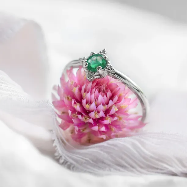 Gold ring with emerald and diamonds EMA Image