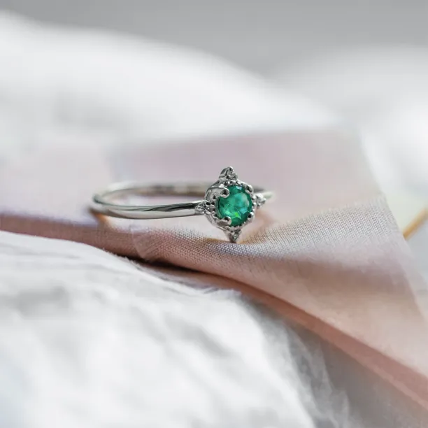 Gold ring with emerald and diamonds EMA Image