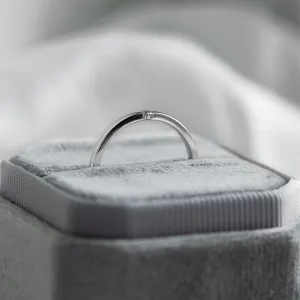 Minimalist diamond engagement ring HAIM Thumbnail