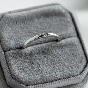 Minimalist diamond engagement ring HAIM Thumbnail