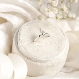 Original engagement ring with kite moissanite DOMITIA Thumbnail