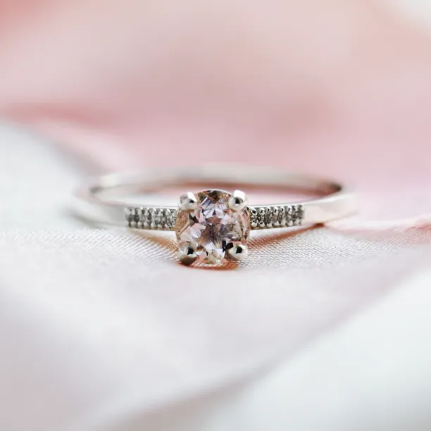Engagement ring with morganite and diamonds GINEPRO Image