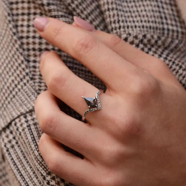 Unusual engagement ring with salt and pepper diamonds FRECCIA Image