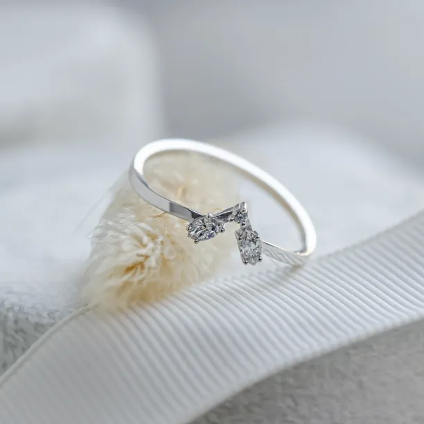 Gold curved ring with moissanites HARFA Image