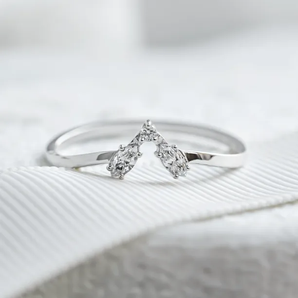 Gold curved ring with moissanites HARFA Image