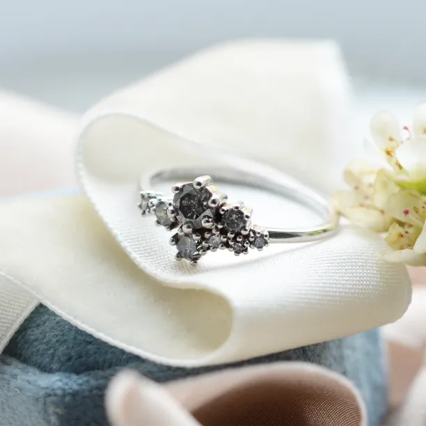 Gold ring with salt and pepper diamonds CLUSTRÉ Image