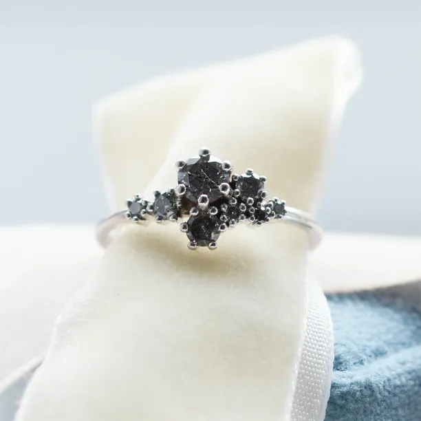 Gold ring with salt and pepper diamonds CLUSTRÉ Image