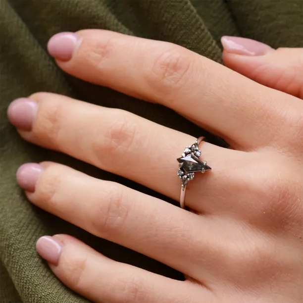 Unusual ring with salt'n'pepper diamonds MANSUETO Image