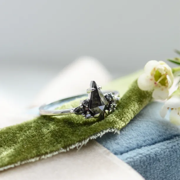 Unusual ring with salt'n'pepper diamonds MANSUETO Image