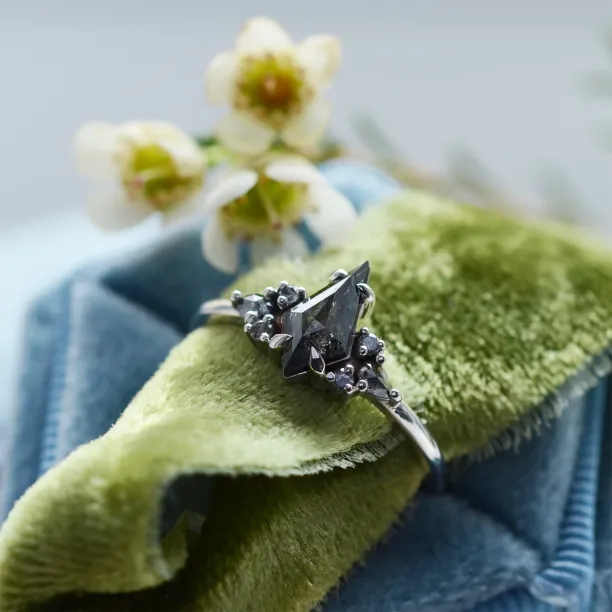 Unusual ring with salt'n'pepper diamonds MANSUETO Image