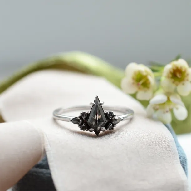 Unusual ring with salt'n'pepper diamonds MANSUETO Image