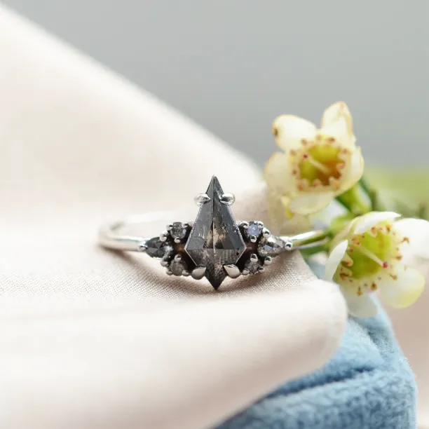 Unusual ring with salt'n'pepper diamonds MANSUETO Image