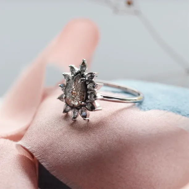 Flower ring with salt'n'pepper diamonds GIRASOLO Image