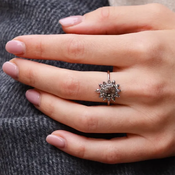 Flower ring with salt'n'pepper diamonds GIRASOLO Image