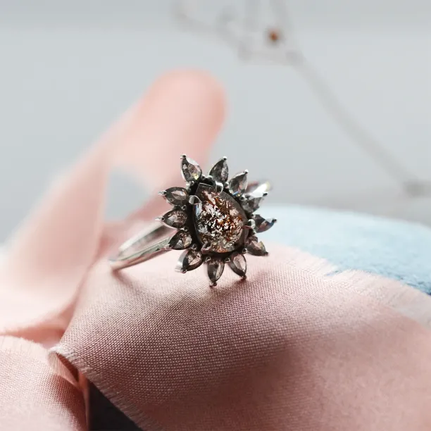 Flower ring with salt'n'pepper diamonds GIRASOLO Image